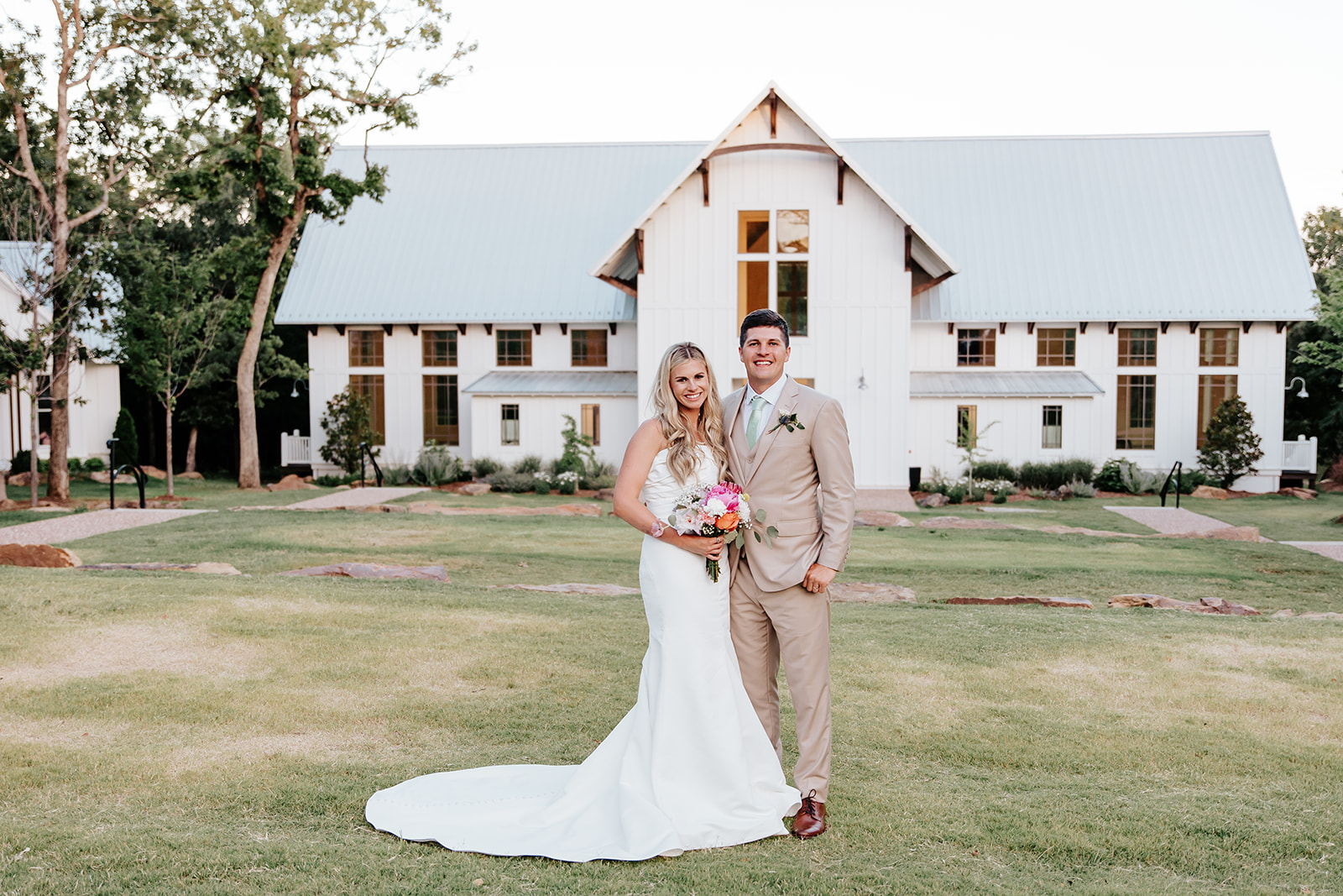 Colorful June wedding in Oklahoma