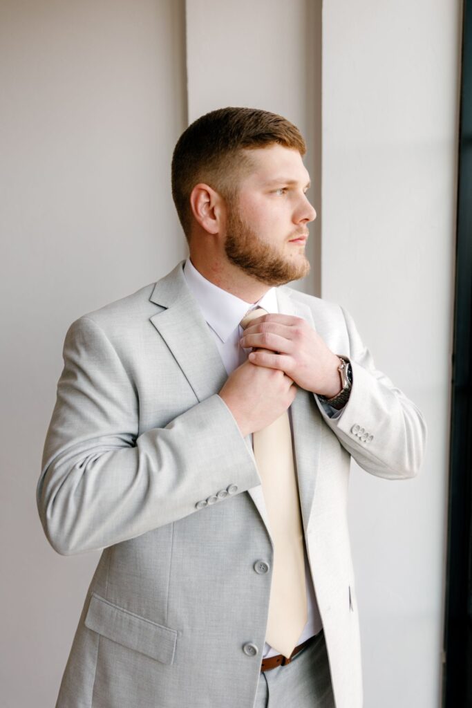wedding photo checklist | Groom | Getting ready photo