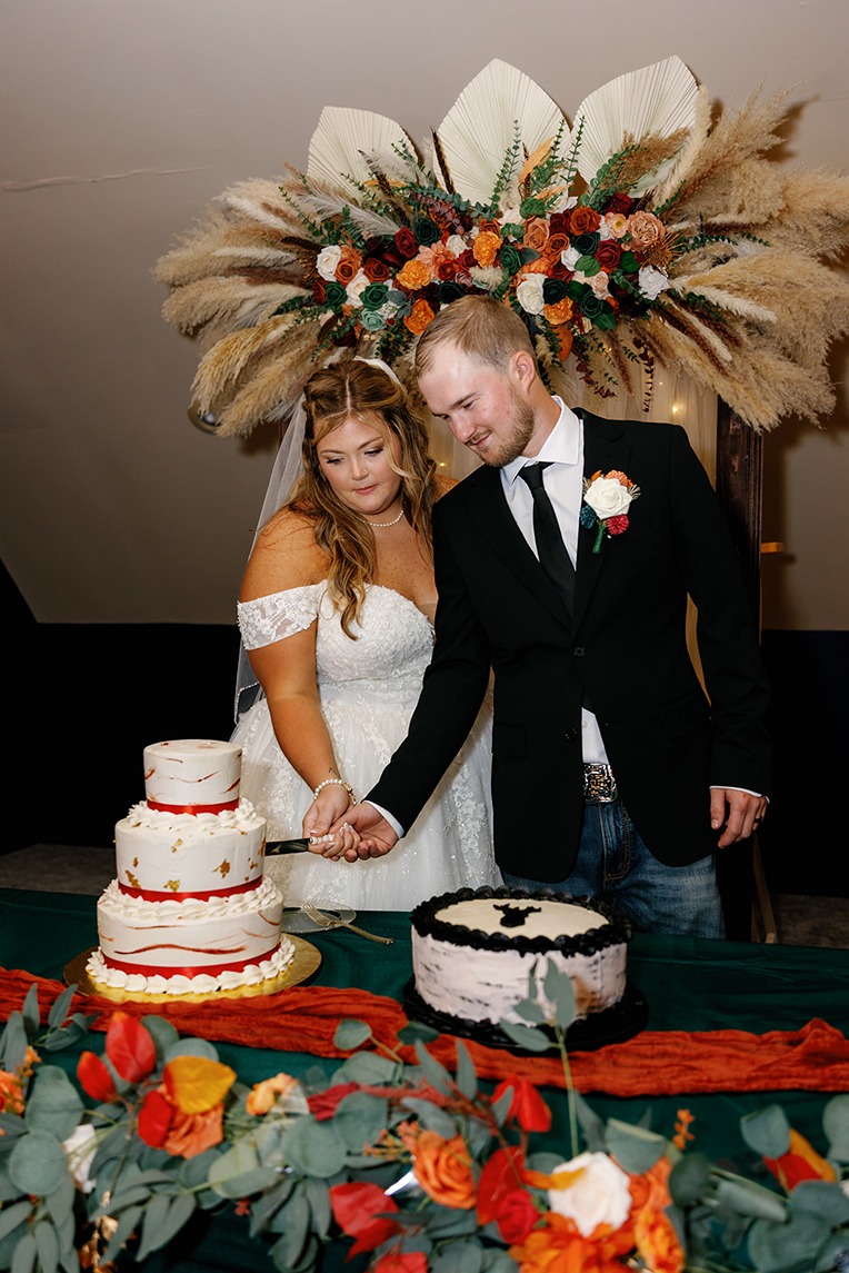 a couple cutting a cake from one of the best bakery in oklahoma city