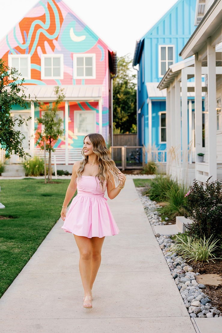 a senior in cute senior picture outfits